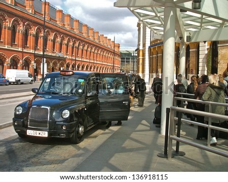 LONDON - APRIL 29 : A London Taxi or \'Black Cab\' at St.Pancras on April 29, 2013 in London, UK. All London cabs undergo a strict annual mechanical test before they are allowed to ply for hire.