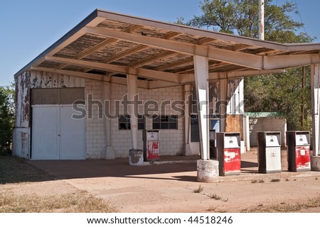Abandoned gas station and auto repair shop on Route 66