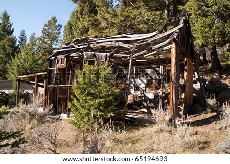 This home looks like a skeleton.  It intrigues and fascinates me as I wonder what is holding it up in this ghost town in Montana
