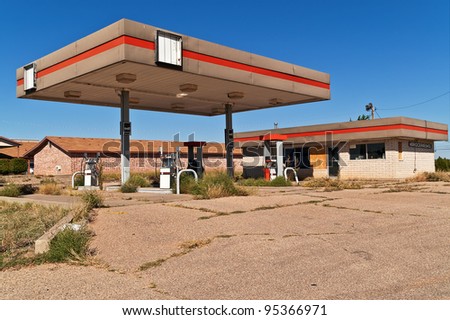 Abandoned service station and convenience store on Route 66