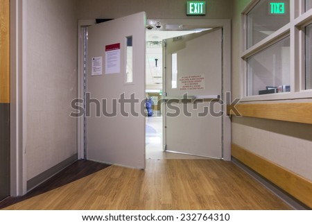Swinging door at corridor in a nice, modern hospital.