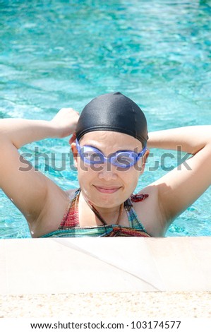 Close up woman swimming in swimming pool.
