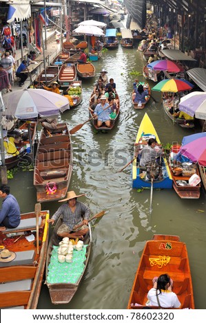 DAMNOEN SADUAK, THAILAND - MARCH 07 : Floating markets on March 7, 2011 in Damnoen Saduak, Thailand. Until recently, the main form of trade, now mostly a tourist attraction.