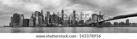 Panoramic view of Manhattan Bridge and skyline in New York City.
