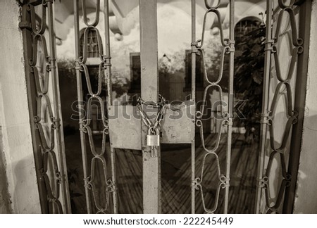 Locker and chain closing a gate.