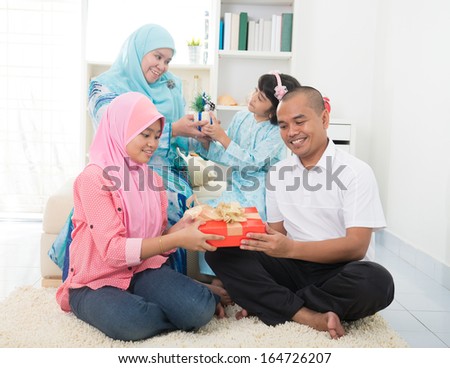 malay family gift exchange during holiday