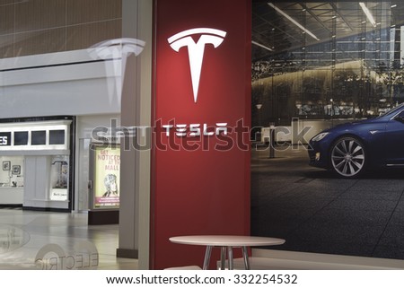 INDIANAPOLIS - CIRCA OCTOBER 2015: Tesla Motors Store in Indianapolis Selling Electric Cars I