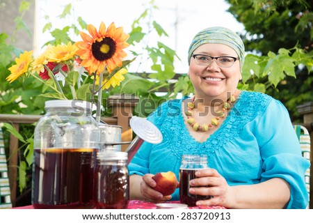 Female holds fruit and mason jar filled with sweet tea