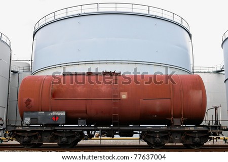 oil train and oil storage tank