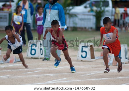 KO SAMUI,SURAT THANI - JULY 17 : Unidentified Thai students 13 - 16 years old athletes in action during sport day on July 17, 2013 in ko samui, Surat Thani, Thailand.