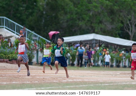 KO SAMUI,SURAT THANI - JULY 16 : Unidentified Thai students 4 - 7 years athletes in action during sport day on July 16, 2013 in ko samui, Surat Thani, Thailand.