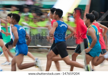 KO SAMUI,SURAT THANI - JULY 17 : Unidentified Thai students 13 - 16 years old athletes in action during sport day on July 17, 2013 in ko samui, Surat Thani, Thailand.