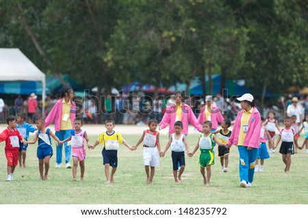 kO SAMUI,SURAT THANI - JULY 18 :Unidentified Thai students 4 - 6 years old athletes in action during sport day on July 18, 2012 in ko samui, Surat Thani, Thailand.