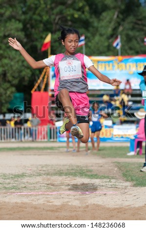 kO SAMUI,SURAT THANI - JULY 19 : Unidentified Thai students 13 - 16 years old athletes in action during sport day on July 19, 2012 in ko samui, Surat Thani, Thailand.