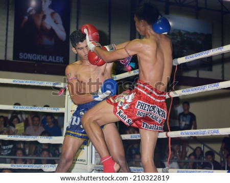 KO SAMUI,SURAT THANI - AUGUST 9 : Unidentified players in action at the third anniversary boxing match at Phetchbuncha Thai boxing stadium  on August 9, 2014 in ko samui, Surat Thani, Thailand.