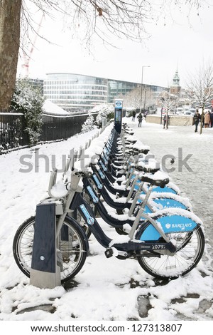 LONDON - JAN 21 : Snow covered bicycles on Jan 21, 2013, London, UK. London's bicycle sharing scheme, launched with 6000 bikes, 400 docking stations on 30 July 2010 to help ease traffic congestion.