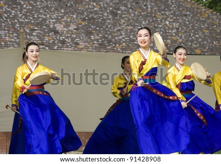 LONDON - AUGUST 15: Korean ethnic dancers perform, Hand Drum Dance, drum dance, in the Korean Festival on August 15, 2009 in London, UK.