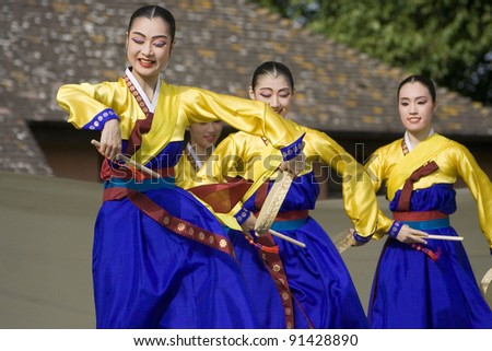 LONDON - AUGUST 15: Korean ethnic dancers perform, Hand Drum Dance, drum dance, in the Korean Festival on August 15, 2009 in London, UK.