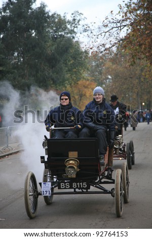 LONDON - NOVEMBER 06:  London to Brighton Veteran Car Run participants, Locomobile(steam), 1902,  leaving Hyde Park, the event starts at 7:00am in Hyde Park on November 06, 2010 in London, UK.