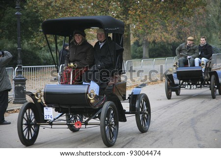 LONDON - NOVEMBER 07: London to Brighton Veteran Car Run participants, Oldsmobile, 1903, leaving Hyde Park, the event starts at 7:00am in Hyde Park on November 07, 2010 in London, UK.
