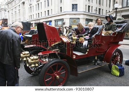 LONDON - NOVEMBER 06: Display of vintage cars, Renault, 1902, on November 06, 2010 in London, UK.  Some participants display their old cars in London\'s Regent Street on the day before the Run.