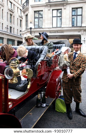 LONDON - NOVEMBER 06: Display of vintage cars, Renault, 1902, on November 06, 2010 in London, UK.  Some participants display their old cars in London's Regent Street on the day before the Run.