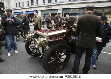 LONDON - NOV 06: Display of vintage cars, Panhard-Levassor, 1904, on November 06, 2010 in London, UK.  Some participants display their old cars in London\'s Regent Street on the day before the Run