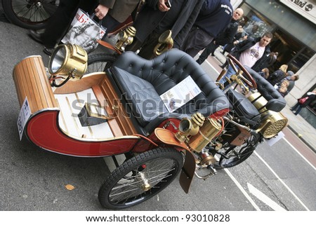 LONDON - NOVEMBER 06: Display of vintage cars on November 06, 2010 in London, UK.  Some participants display their old cars in London\'s Regent Street on the day before the Run.