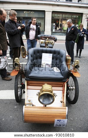 LONDON - NOVEMBER 06: Display of vintage cars on November 06, 2010 in London, UK.  Some participants display their old cars in London\'s Regent Street on the day before the Run.