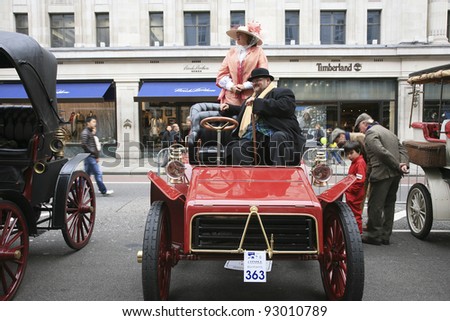 LONDON - NOVEMBER 06: Display of vintage cars, Packard, 1903, on November 06, 2010 in London, UK.  Some participants display their old cars in London\'s Regent Street on the day before the Run.