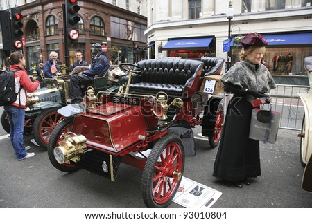 LONDON - NOVEMBER 06: Display of vintage cars, Cadilac, 1904, on November 06, 2010 in London, UK.  Some participants display their old cars in London\'s Regent Street on the day before the Run.