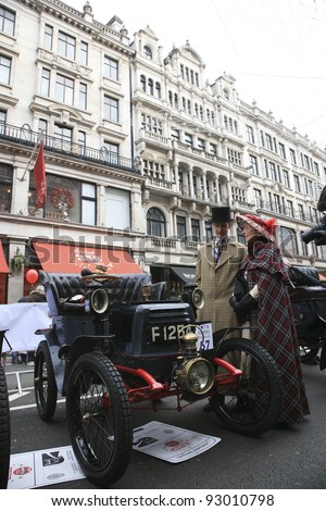 LONDON - NOVEMBER 06: Display of vintage cars, New Orleans, 1900, on November 06, 2010 in London, UK.  Some participants display their old cars in London\'s Regent Street on the day before the Run.