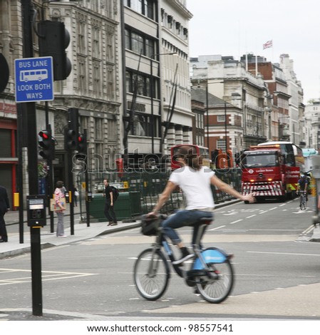 LONDON - AUG 12: Commuter\'s on rental bike on Aug 12, 2010 in London, UK. London\'s bicycle sharing scheme, launched with 6000 bikes, 400 docking stations on 2010 to help ease traffic congestion.