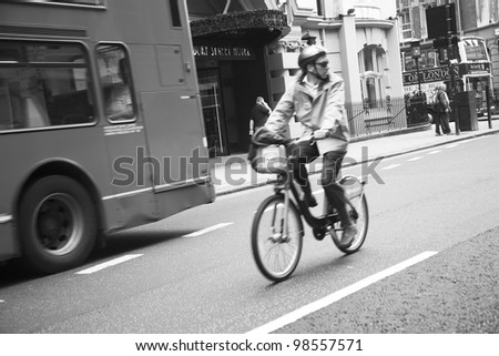 LONDON - AUG 13: Commuter\'s on rental bike on Aug 13, 2010 in London, UK. London\'s bicycle sharing scheme, launched with 6000 bikes, 400 docking stations on 2010 to help ease traffic congestion.