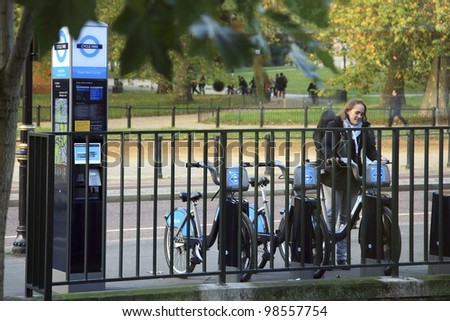 LONDON - NOV 1: Rental bicycles on Nov 1, 2010 in London, UK. London\'s bicycle sharing scheme, launched with 6000 bikes, 400 docking stations on 30 July 2010 to help ease traffic congestion.