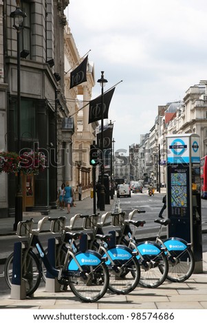LONDON - AUG 13: Rental bicycles on Aug 13, 2010 in London, UK. London\'s bicycle sharing scheme, launched with 6000 bikes, 400 docking stations on 30 July 2010 to help ease traffic congestion.