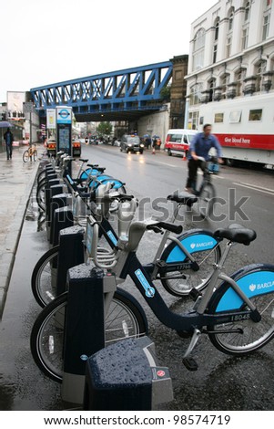 LONDON - AUG 25: Rental bicycles on Aug 25, 2010 in London, UK. London\'s bicycle sharing scheme, launched with 6000 bikes, 400 docking stations on 30 July 2010 to help ease traffic congestion.