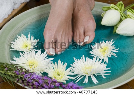 Feet enjoy a relaxing aromatherapy foot spa with Lotus flowers