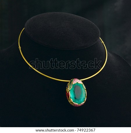 The art of engraving jewelry design in the emerald golden necklace