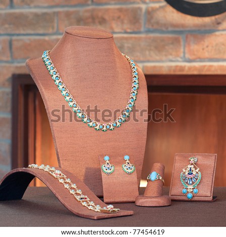 Set of luxury jewelry : necklace, pendant, earring and bracelet