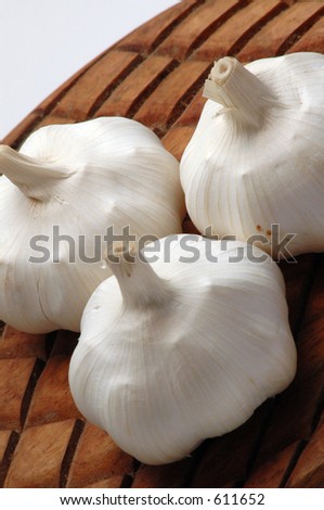 three garlic on wood vertical with diagonal lead lines