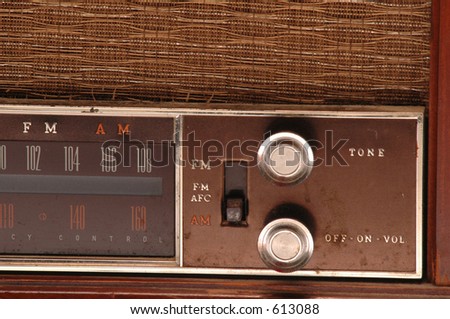 dials on an antique am-fm radio
