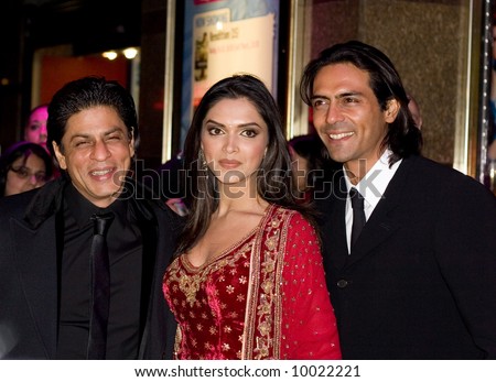 Deepika Padukone - Pagina 6 Stock-photo-shah-rukh-khan-deepika-padukone-and-arjun-rampal-at-the-bollywood-film-premiere-of-om-shanti-om-in-10022221