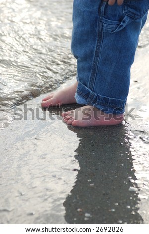 baby\'s feet in the ocean