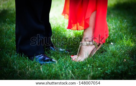 Couple kissing - focus on feet