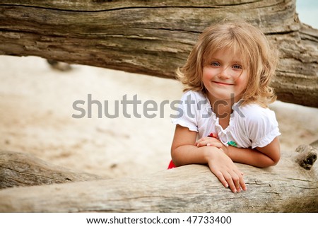 girl with blue eyes smiling and looking straight to the camera