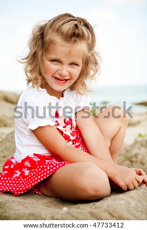 girl with blue eyes smiling and looking straight to the camera