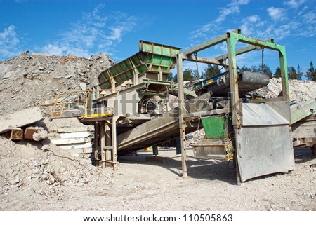 Construction material crushing machine in demolition waste recycling station