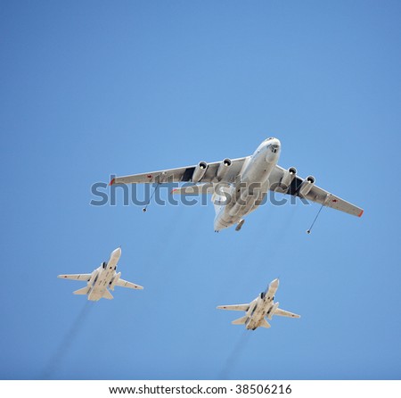 MOSCOW - MAY 9 : Russian Air Force airplanes (airborne early warning AWACS and Su-27) in formation at military parade devoted to the victory anniversary of the World War II May 9, 2009 in Moscow