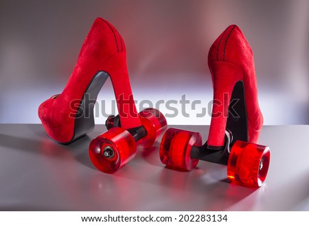 Pair of high heel platform shoe equipped with skateboard wheels
